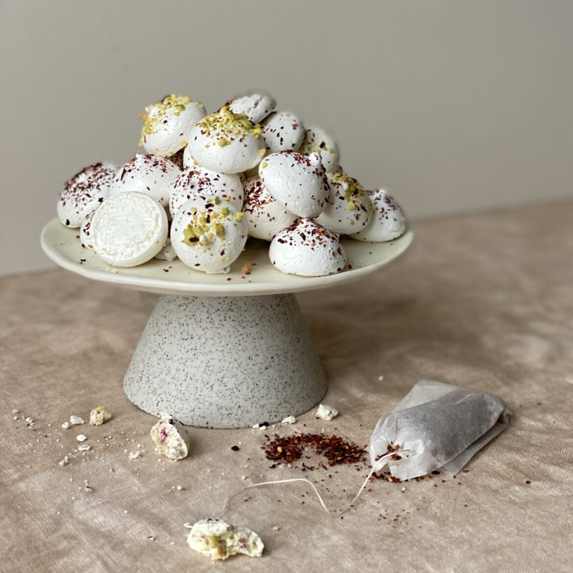 Baiser-Hagebuttentee-Pistazie