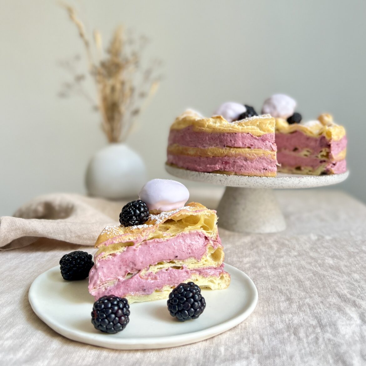 Brombeer Brandteigtorte mit Lavendel | Mrs T - süße Delikatessen