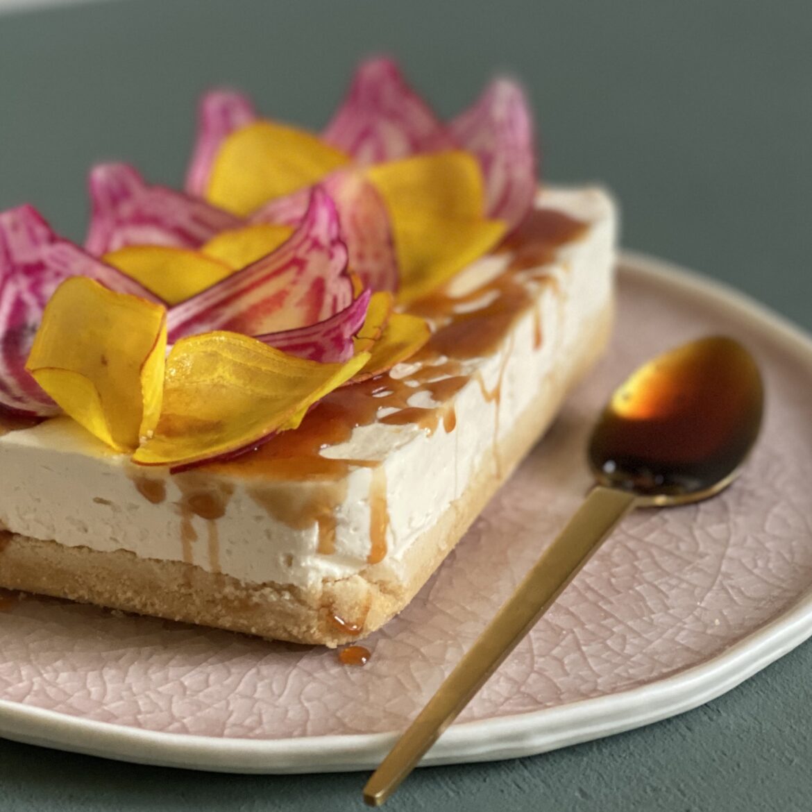 Cheesecake mit Ringelbeete und Honig
