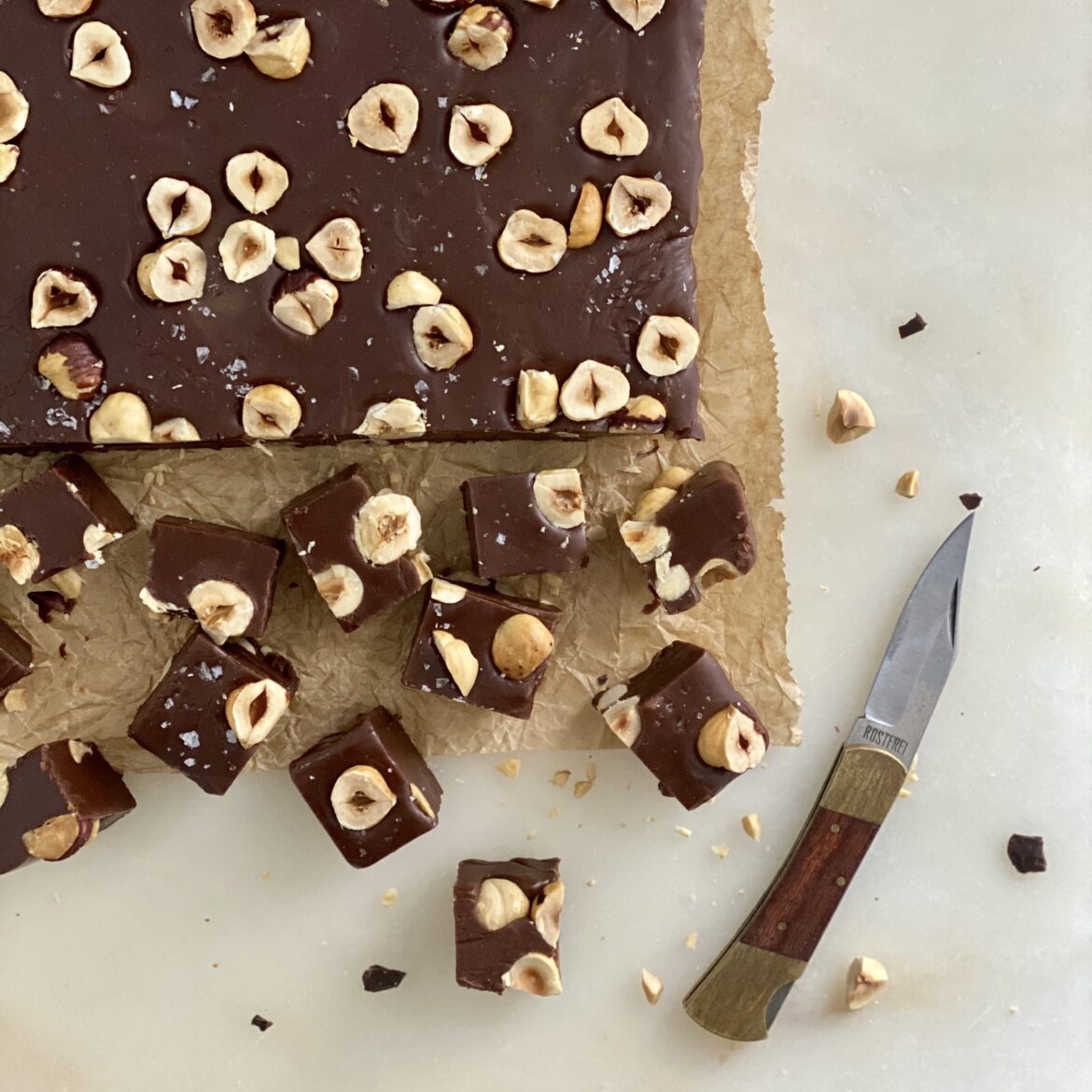 Zartbitter-Schokoladen-Fudge-mit-Haselnüssen